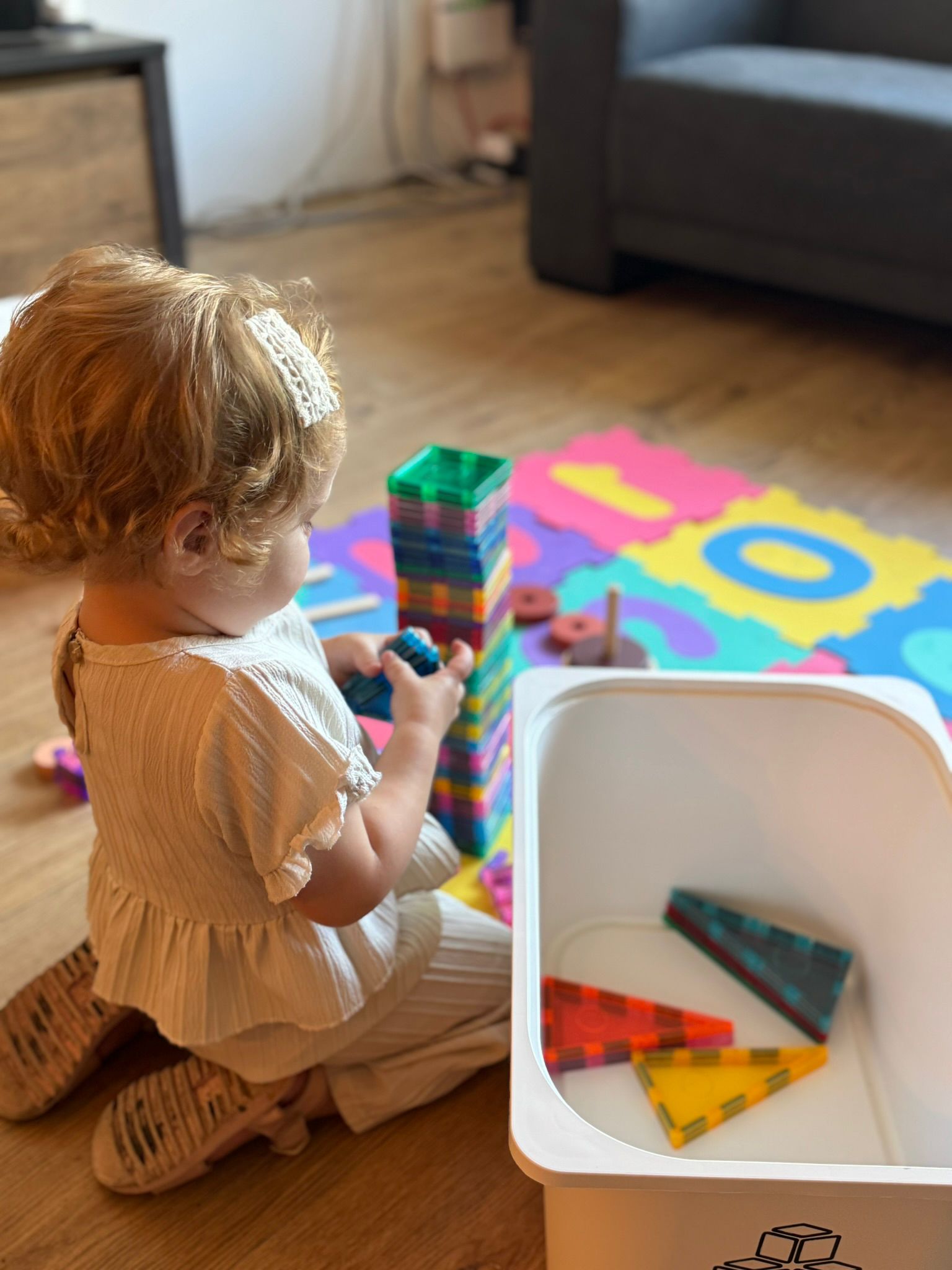 Kind bouwt torens met magneetblokken